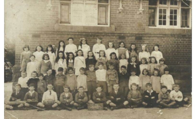 Whole school portrait in front of Alfredton State School building around 1920.