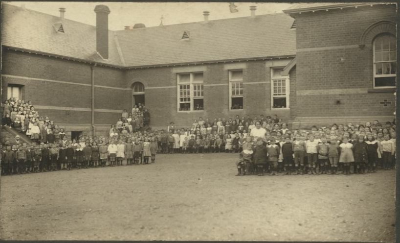 Students outside Castlemaine Primary School in 1915 when it was called Castlemaine State School