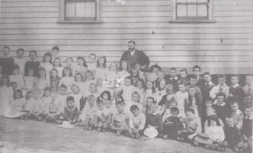 Portrait of school students at Diamond Creek State School between 1890 and 1911.