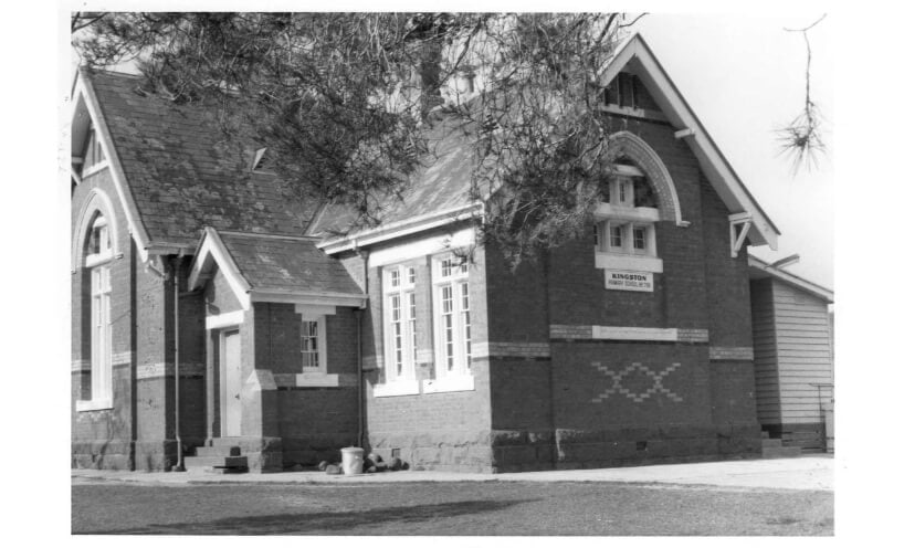 Front view of Former Kingston Primary School brick building in 1986.