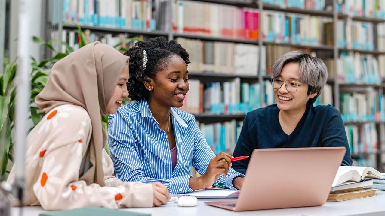 Private tutor with students in front of laptop